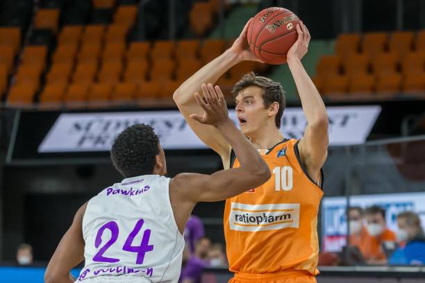 与反击见长 与反击见长