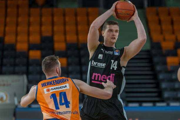 中继续保持 中继续保持